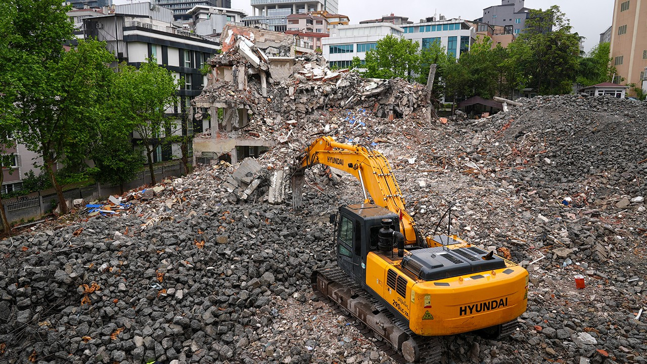 İstanbul Emniyet Müdürlüğünün yarım asırlık “birinci şube” binası yıkılıyor